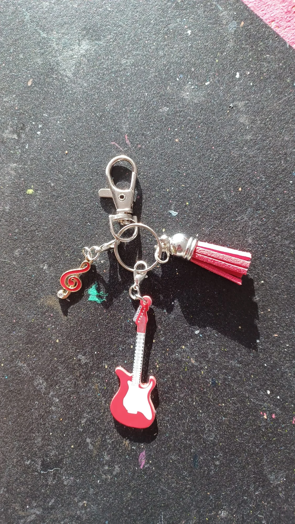 Muziek in rood — Sleutelhanger met gitaar, solsleutel en kwastje