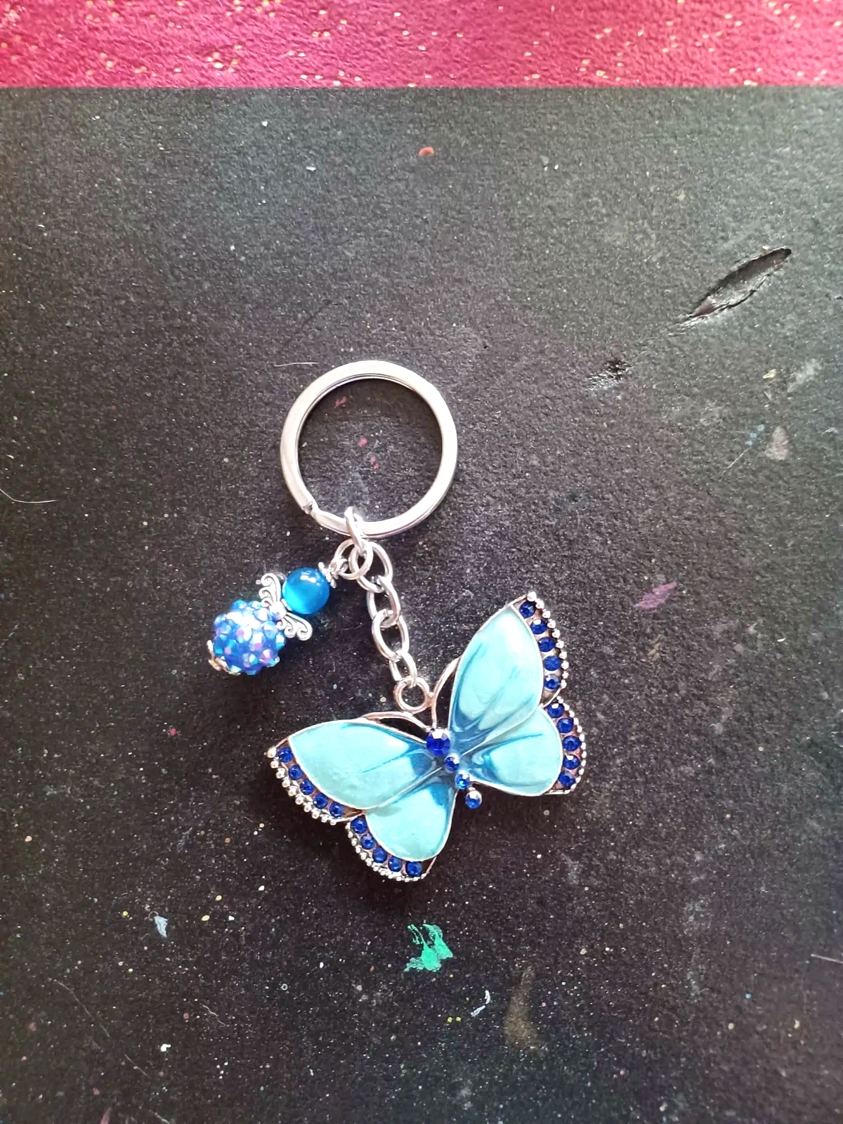 Turquoise vlinder sleutelhanger met blauwe kralen